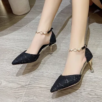 Класически дамски обувки на висок ток в черен цвят с веригата от мъниста, остър чорап, шипове, метален обтегач, офис професионална дамски обувки